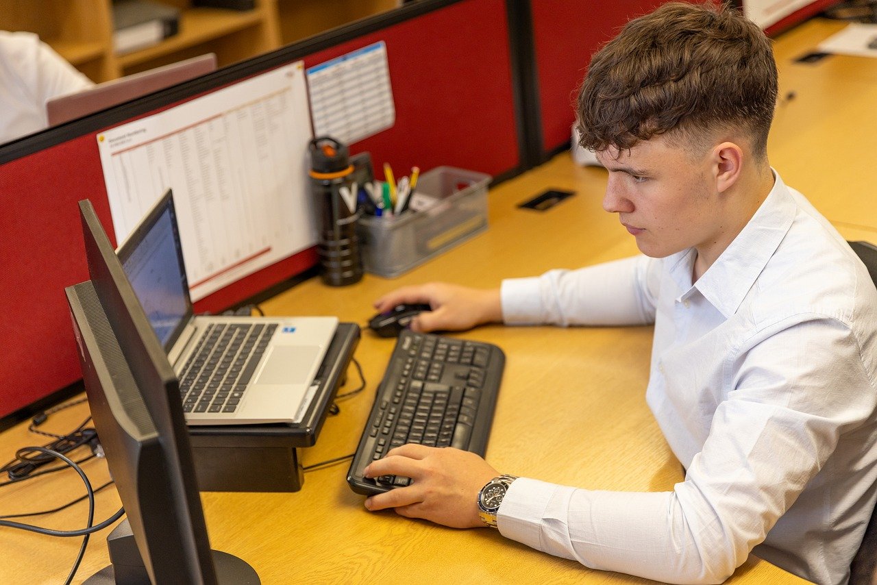 Senior Service Desk Engineer with Japanese Language Certification in Retail Industry